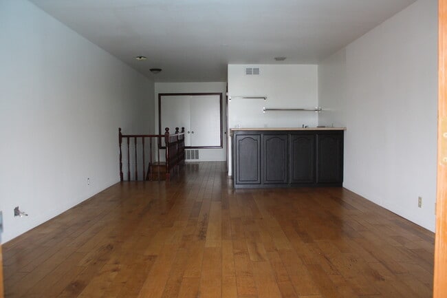 Photo - Los Caballeros #007 Unit 7B