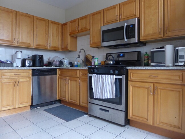 Building Photo - 828 Parker St Unit 2