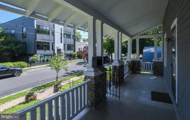 Photo - 1011 Douglas St NE