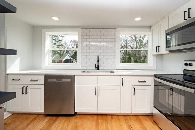 Building Photo - 210 Lincoln Ct