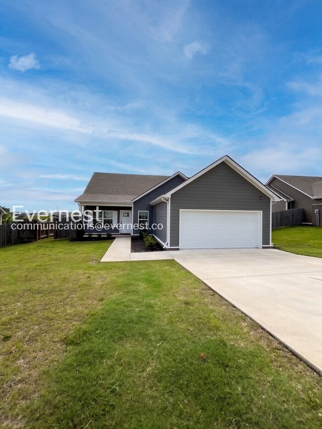 Building Photo - Limited Time Special Offer / 4 Bed, 2 Bath Home with and Garage / Pet-Friendly / Vouchers Accepte...