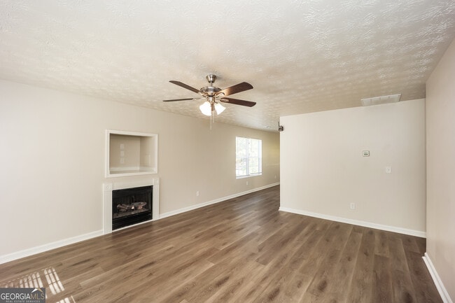 Photo - 1479 Steam Engine Way NE