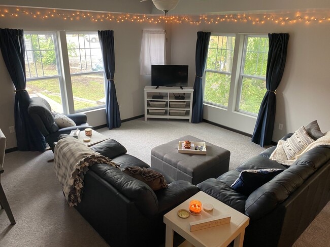 Building Photo - 623 S Lucas St Unit 625