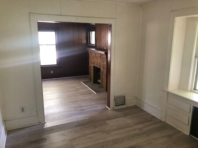 Photo - Spacious 4-Bedroom Home for Lease in Akron