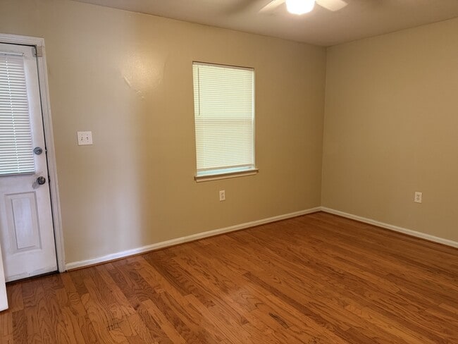 Photo - 1323 Hampshire Dr