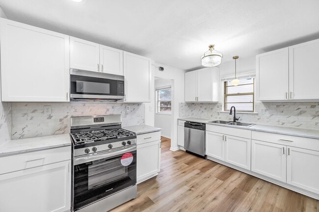 Photo - Stunning 5 Bed, 2 Bath Euclid Ohio!