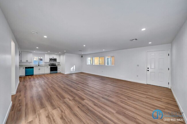 Photo - 11845 Hamlin St