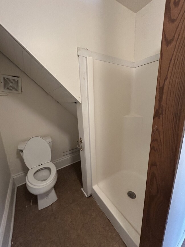 Photo - Available JUNE 1st: 4 bed 1 bath close to ... Apartment