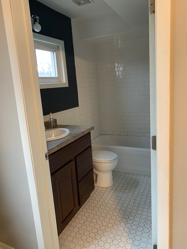 Building Photo - 413 Kekoskee St Unit 1