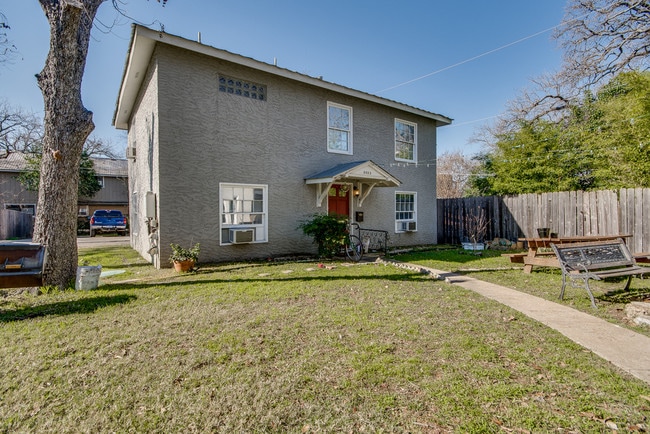 Photo - 905 W 30th St