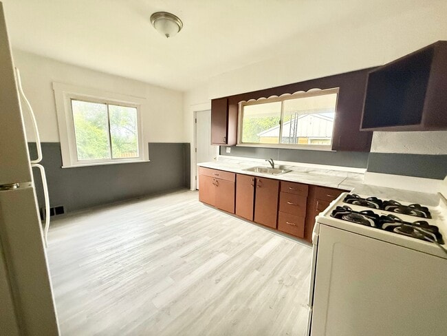 Photo - 864 Vankirk St