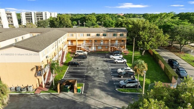 Building Photo - 6255 SW Kendale Lakes Cir Unit B-230