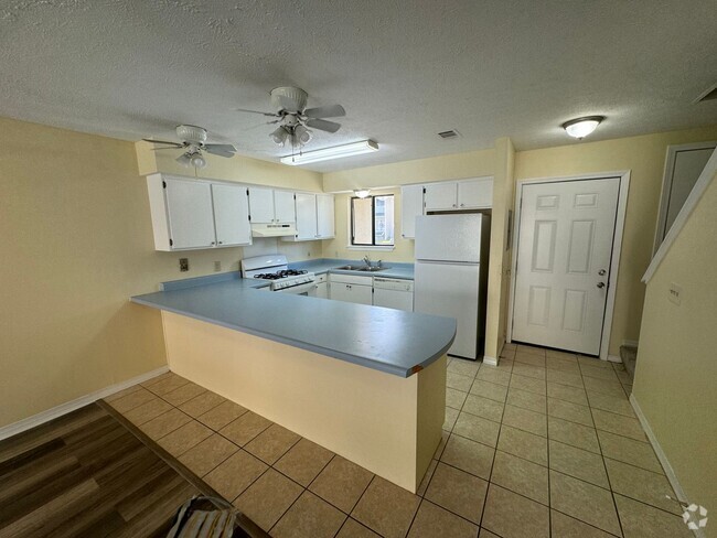 Building Photo - Great Two Bedroom-Freshly Remodeled-$500.0... Rental