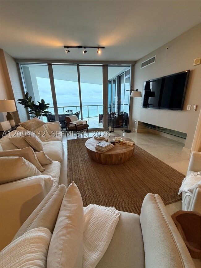 17121 Collins Ave Unidad 904