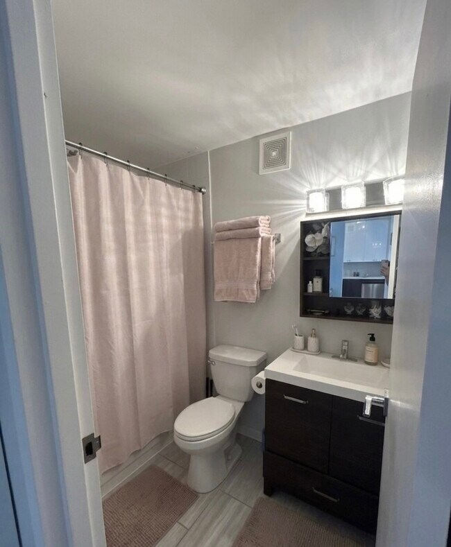 Photo - 33 W Delaware Pl