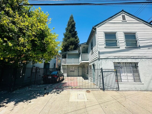 Building Photo - Come View This Perfect 2 Bedroom 1 Bath Located In the Heart of Downtown!!