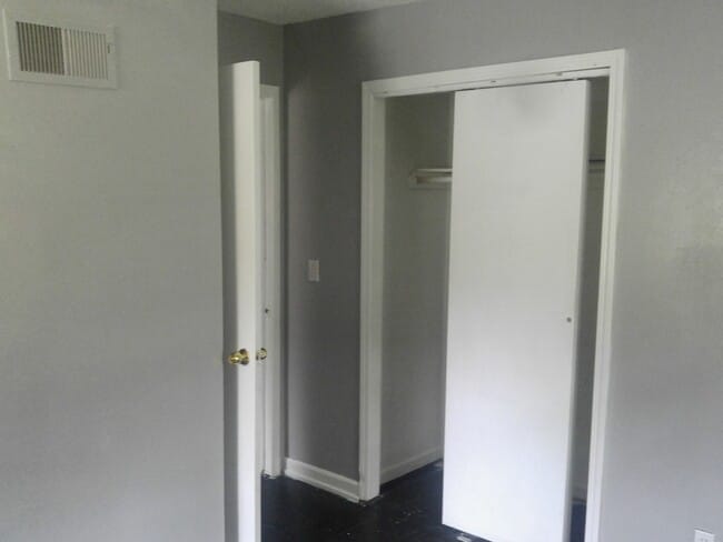 Building Photo - 3 Bedroom with easy access to freeway, downtown Grandview