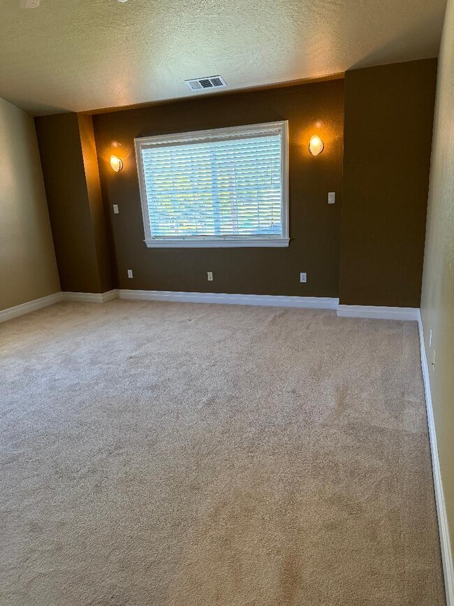 Photo - 202 Glenn Way