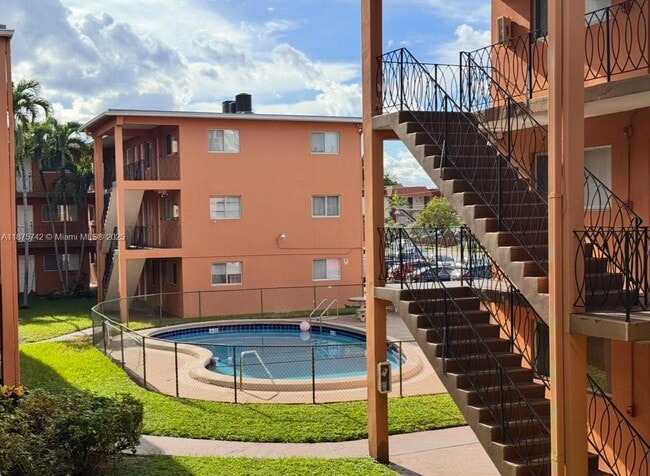 Building Photo - 2330 NW 11th St Unit 31 Rental