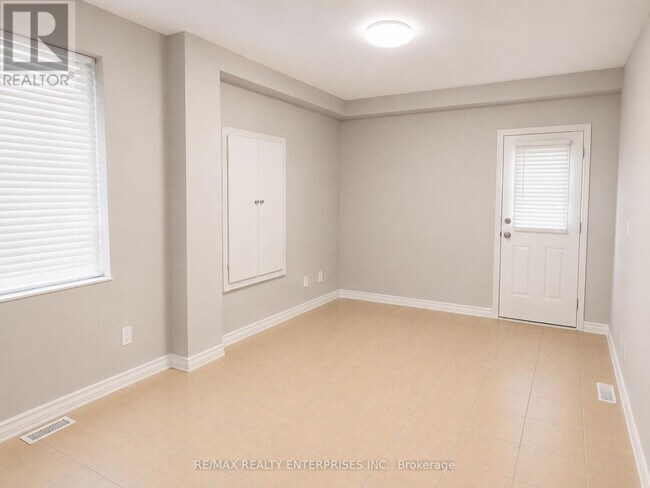 Photo - 1136 Dufferin St