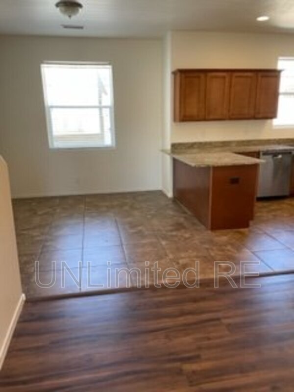 2443 W Pikes Peak Dr