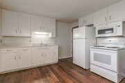 2 Bed/ 1 Bath Townhome w/ basement - Kitchen