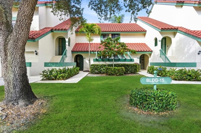 Building Photo - 15 Lexington Ln E Unit B