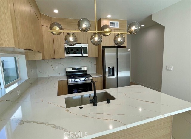 Building Photo - 611 W 41st Pl