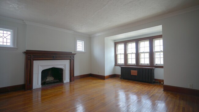 Photo - 1082-1082 Avenue Rd Unit 2FL