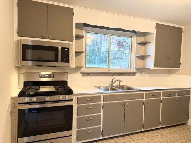 Photo - Beautiful Brick Home in Prime Hickory Location – Spacious Layout & Hardwood Floors!