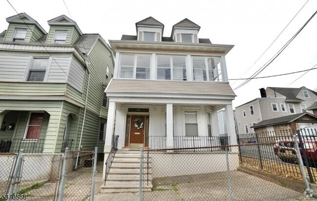 Building Photo - 176 Grafton Ave Unit 3 Rental