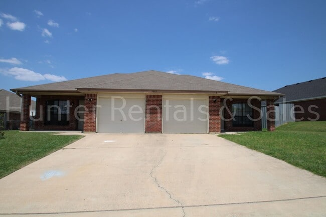 Building Photo - Comfortable Living with Modern Features