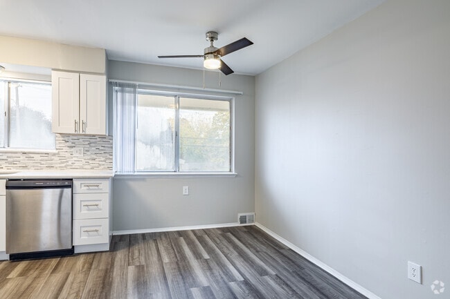 2BR, 1BA - 896SF - Dining Room - Golfview Apartments