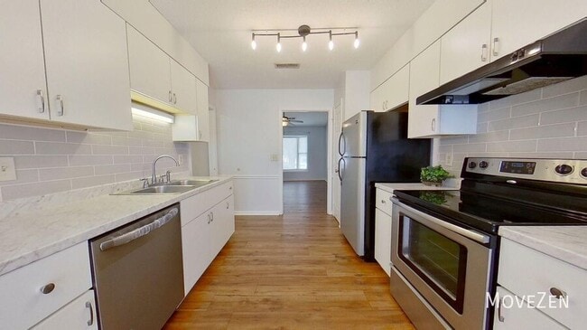 Photo - 814 Guilford College Rd