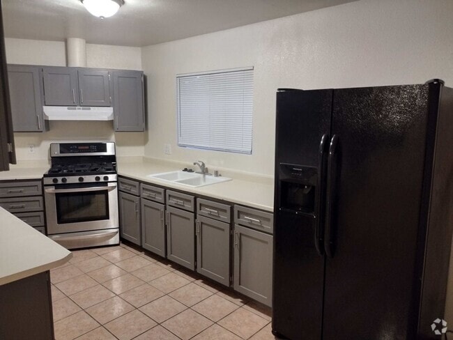 Building Photo - 4 Bedroom 2 Bathroom  Tropicana & Mountain... Rental