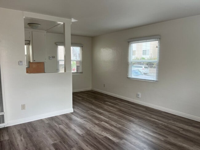 Photo - Fashion Valley West, USD -Charming Cottage... Unidad 5652 Riley St