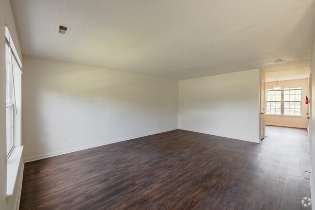 3BR, 2BA - 1300SF, Living Room - Huron Heights/Huron Ridge