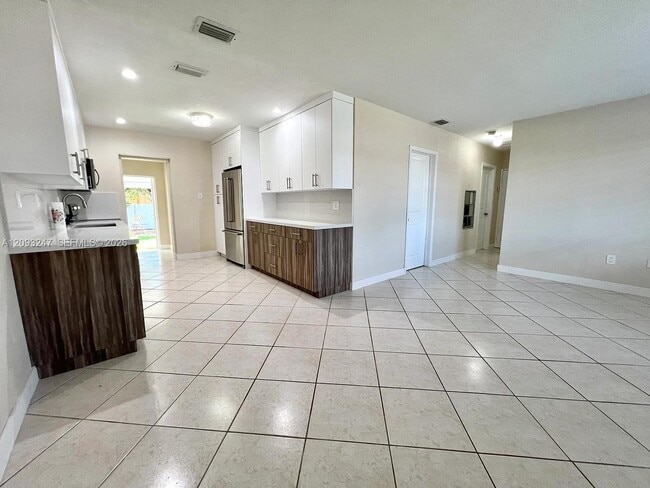1175 W 33rd Pl