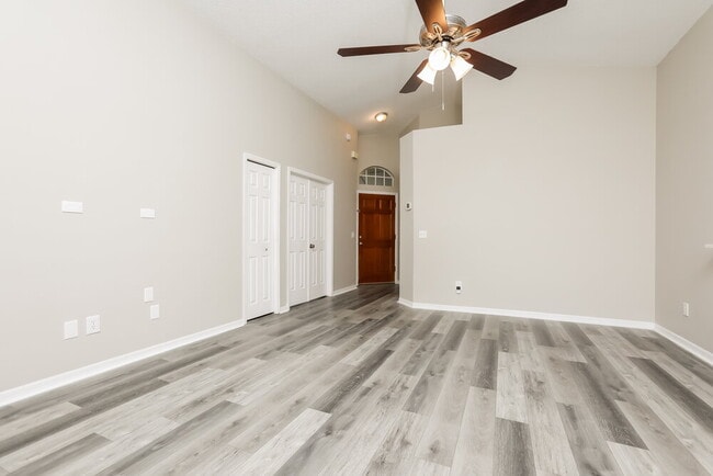 1533 Oakwood Ct