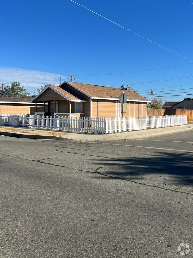 Building Photo - 3 Bedroom 1 Bath in the heart of Wasco Rental