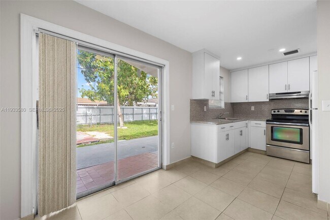 Photo - 85 W 24th St Unidad 85