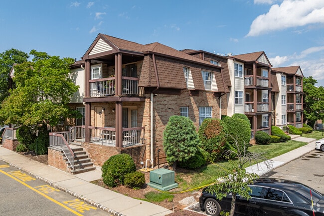 Building Photo - Woodbridge Center Plaza Rental