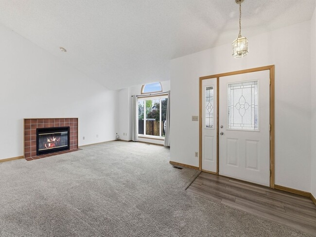 Photo - Bright & Spacious 3 Bed Home with Vaulted Ceilings & Fenced Yard AVAILABLE NOW!