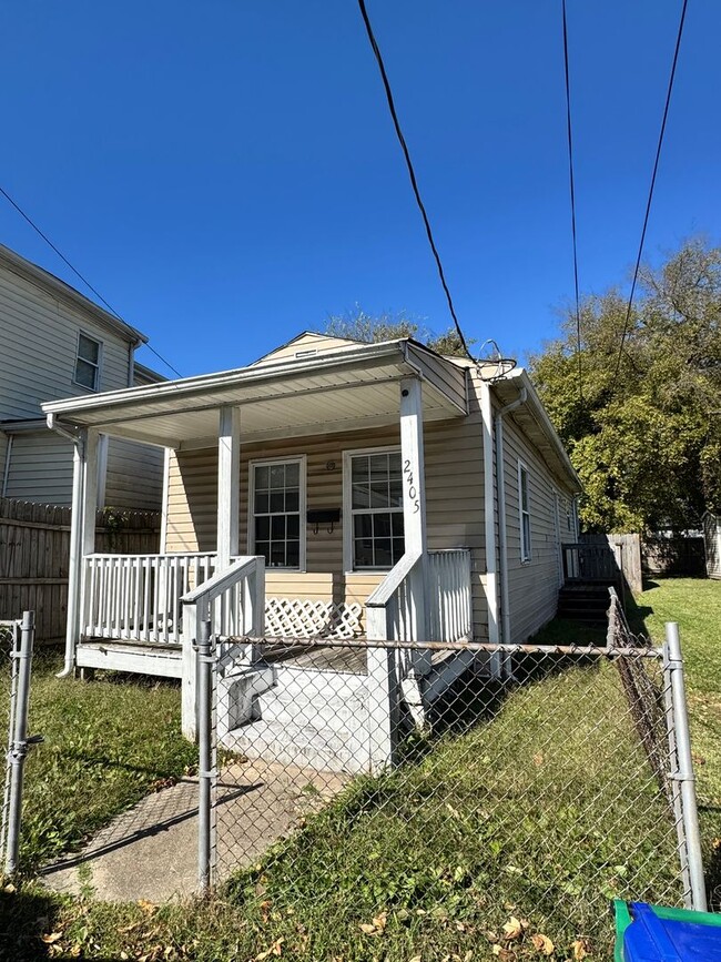 Building Photo - 2 bedroom house on Southside w Laundry HVAC
