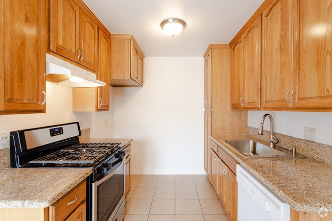 2BR, 2BA - 950 SF