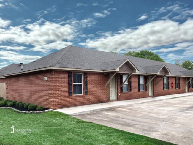 Building Photo - The Oaks: Water/Sewer Included Rental