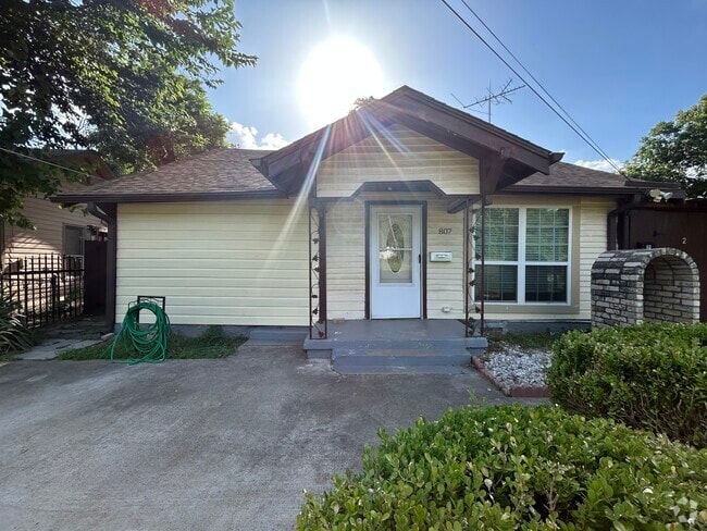 Building Photo - 807 S Van Buren Ave Rental