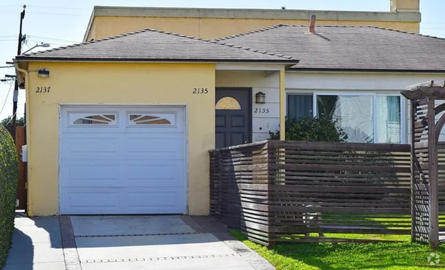 Building Photo - 2BD/1BA Two-Story Apt in Pacific Beach wit... Unit B