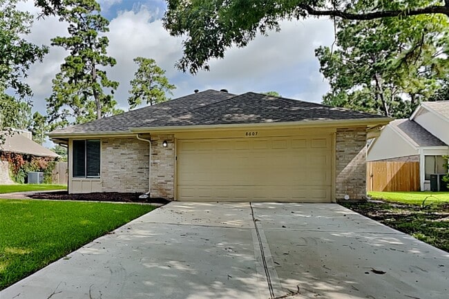 Building Photo - 8607 Pines Pl Dr