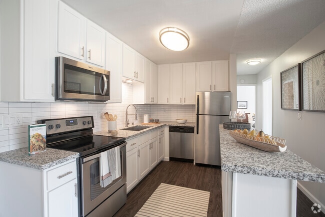 2 BR, 2 BA - 924 SF